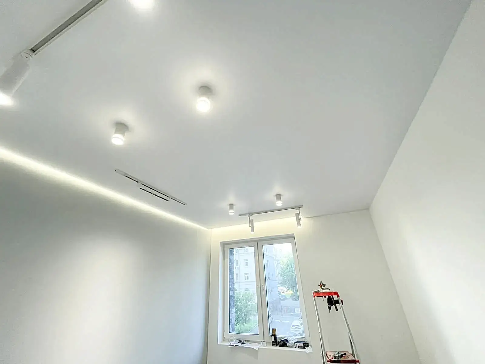 Мифы и правда о натяжных потолках: развеиваем популярные заблуждения