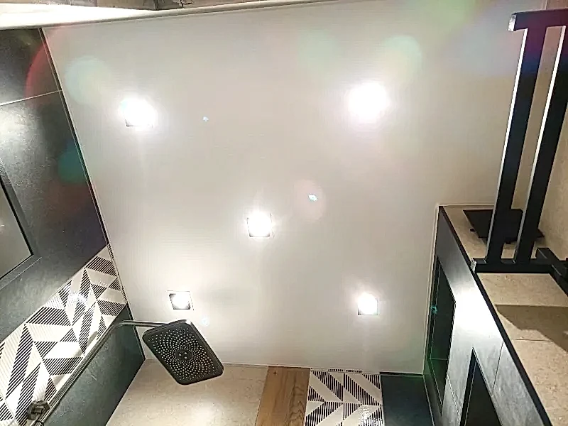 Как ухаживать за натяжными потолками: чистка и устранение загрязнений