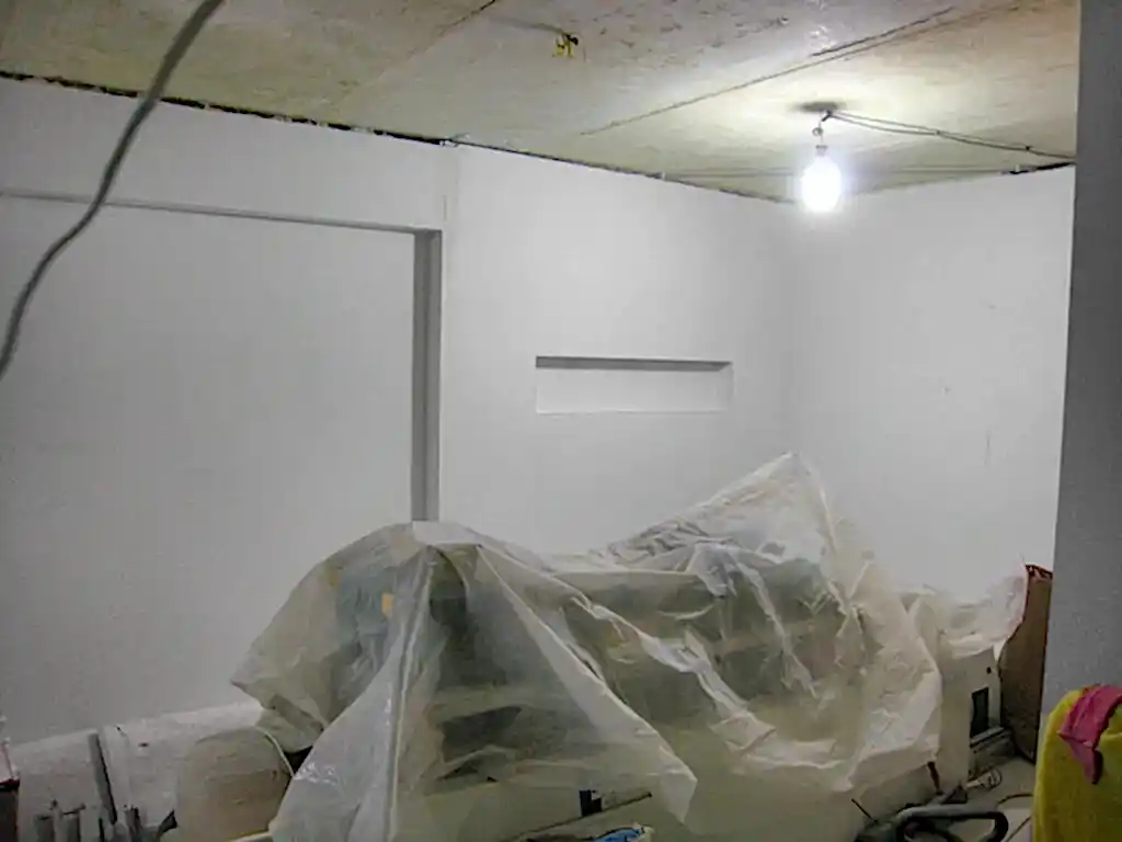 Нужно ли готовить помещение к установке натяжных потолков?