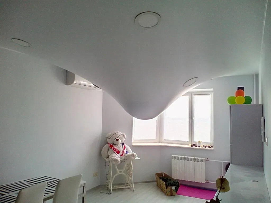 Защита от  протечек и другие преимущества натяжных потолков