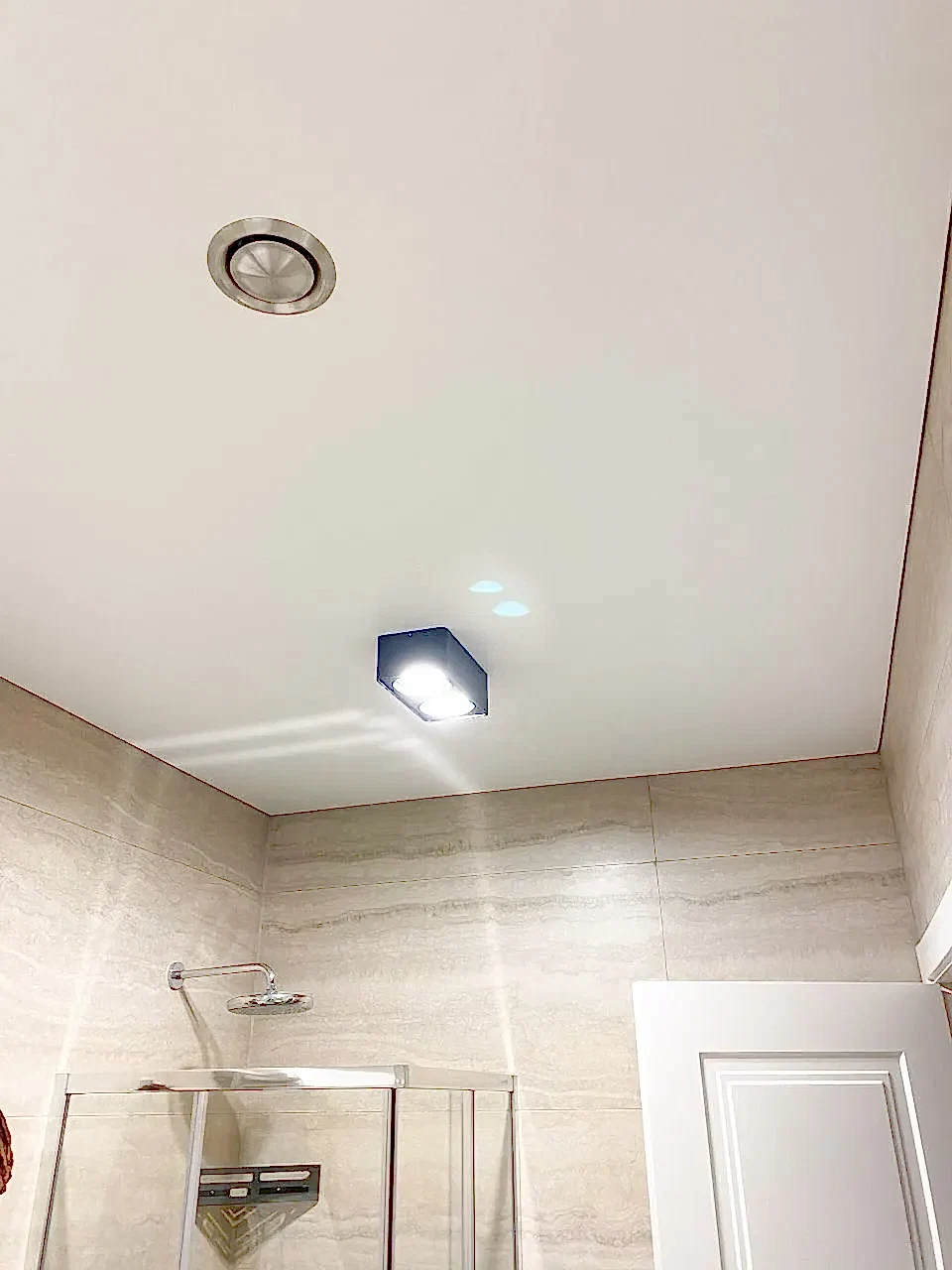 Как выбрать натяжной потолок?