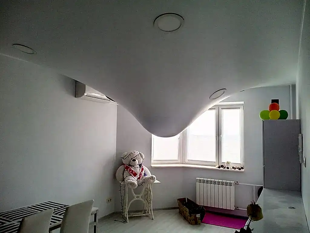 Защита от  протечек и другие преимущества натяжных потолков